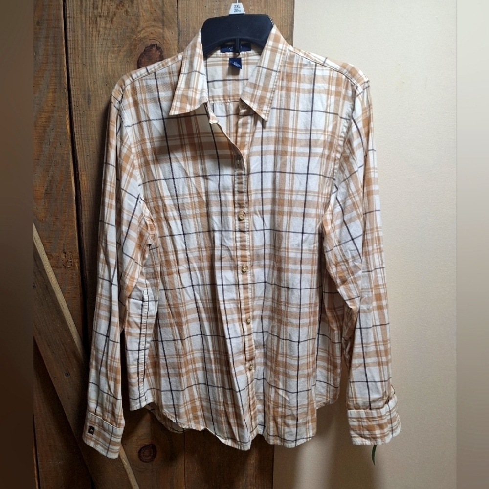 A Chaps long sleeve button-down shirt in a men's size XL. Pre-loved great shape